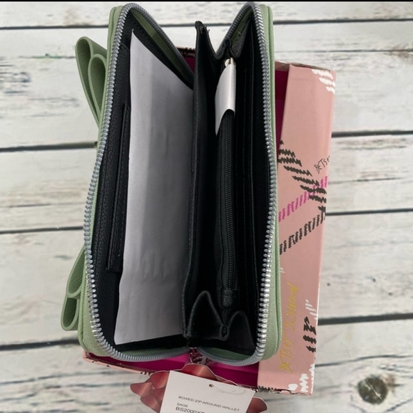 New Betsey Johnson Zip Around Wallet Wristlet NWT - Picture 2 of 7